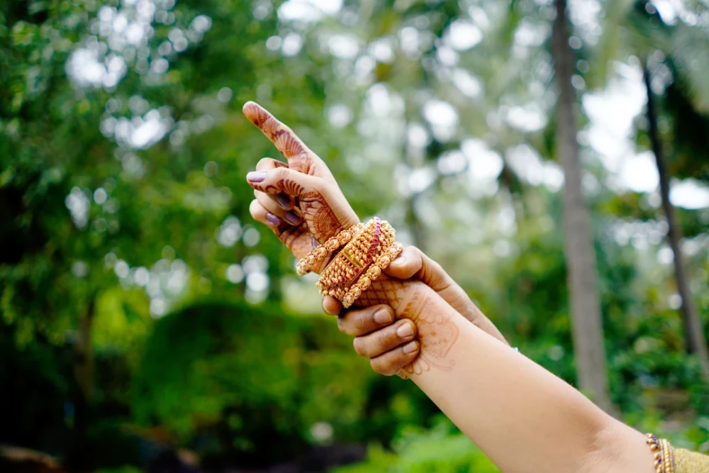 Couple performing a South Indian ritual on their wedding day, captured by sidphoto.